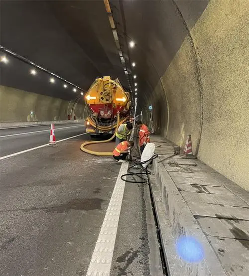 桃源隧道排水渠清淤